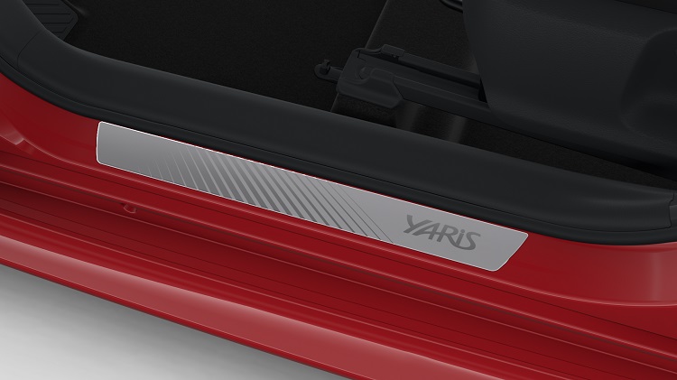 Einstiegsleisten mit „Yaris“-Schriftzug, in Silber/Weiß Einstiegsleisten mit „Yaris“-Schriftzug, in Silber/Weiß