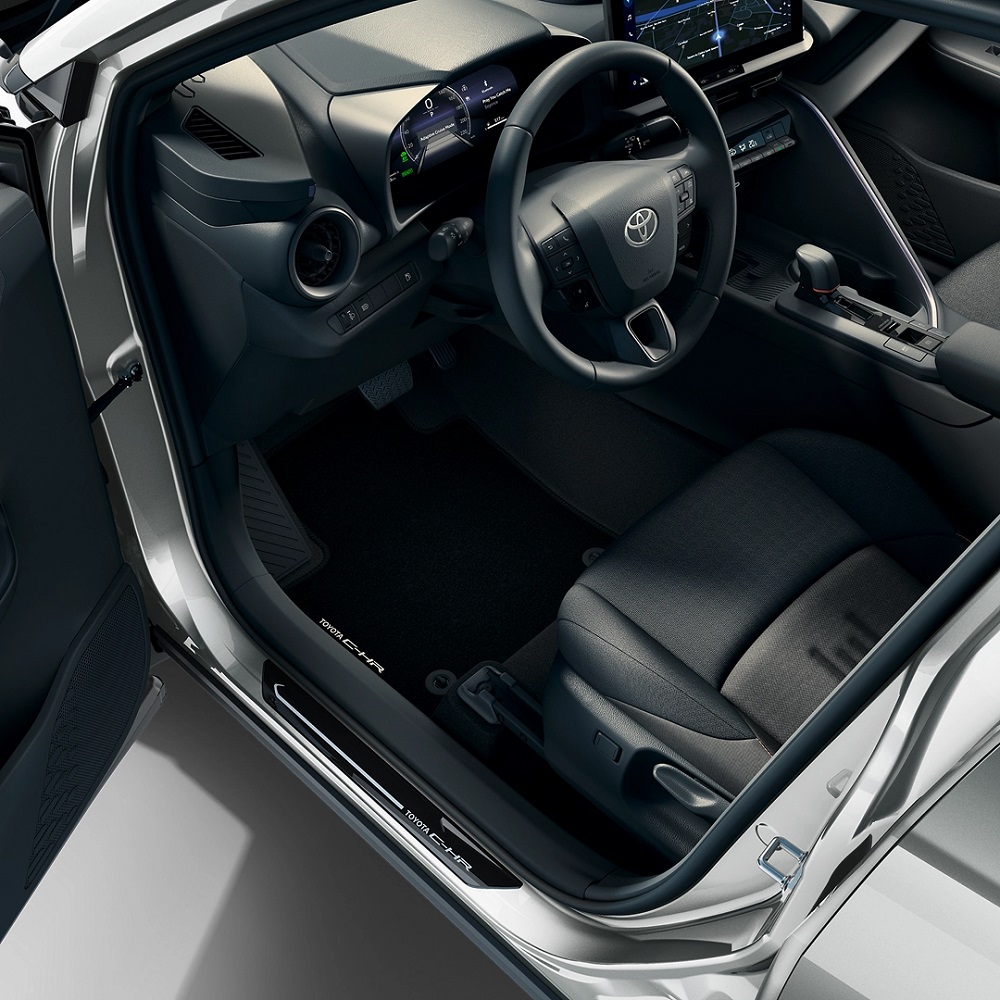 Einstiegsleisten, aus Aluminium mit Toyota C-HR Schriftzug, vorn Einstiegsleisten, aus Aluminium mit Toyota C-HR Schriftzug, vorn