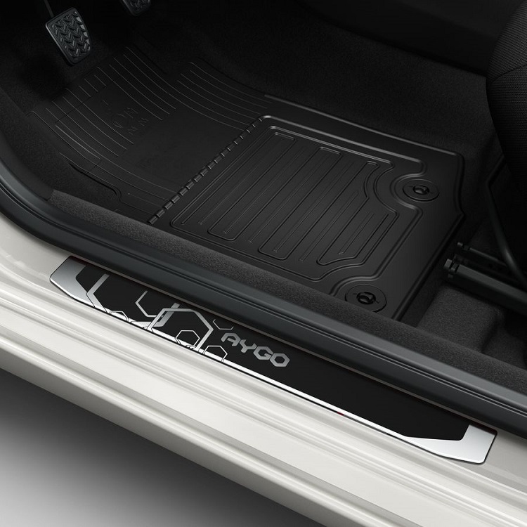 Einstiegsleisten Design, silber mit Aygo Schriftzug Einstiegsleisten Design, silber mit Aygo Schriftzug