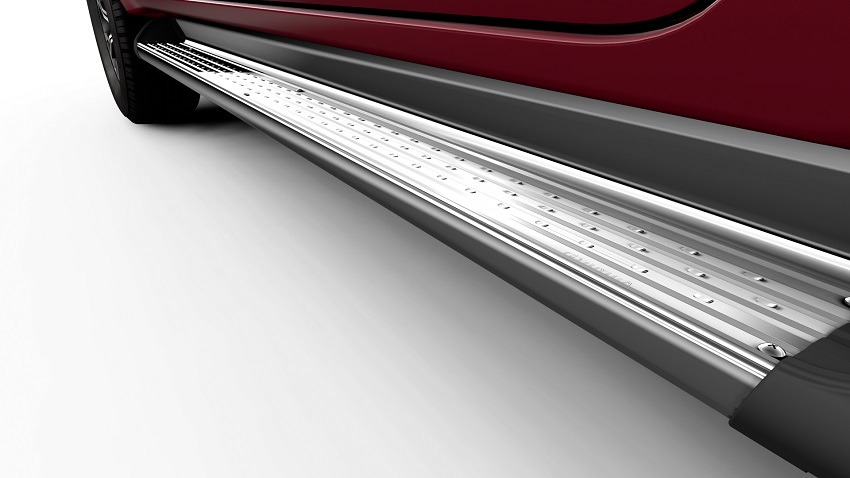 Flanken- und Trittschutz, Aluminium-Trittbrett mit geriffelter Trittfläche, serienmäßig bei Invincible und GR-Sport, rechts Flanken- und Trittschutz, Aluminium-Trittbrett mit geriffelter Trittfläche, serienmäßig bei Invincible und GR-Sport, rechts