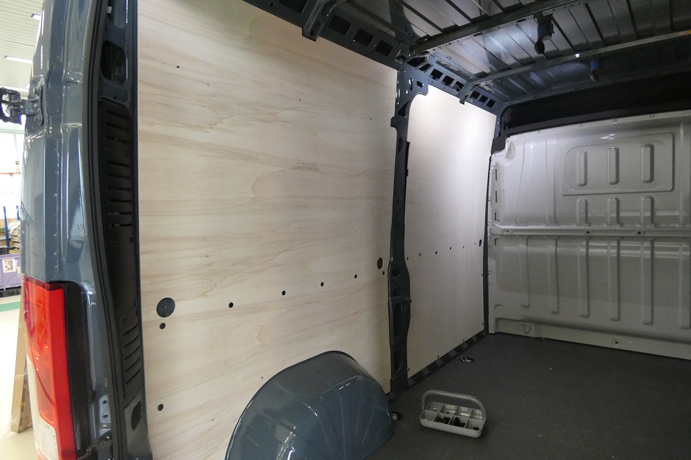 Wandverkleidungs-Set, Sperrholz, geschlossener Kasten. Fahrzeuglänge L4, Fahrzeughöhe H2 mit einer Schiebetür