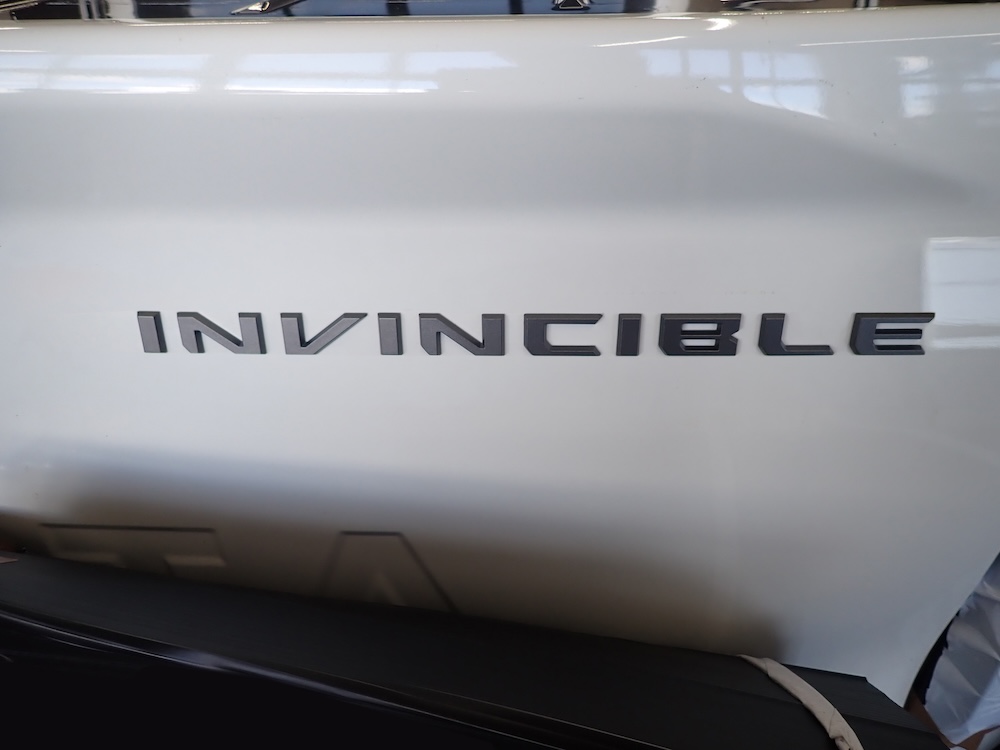 INVINCIBLE Sticker für Seitenwand der Ladefläche