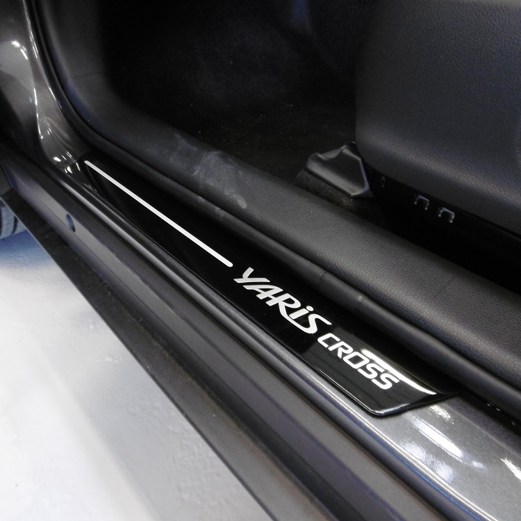 Einstiegsleisten, vorne, mit „Yaris Cross“-Schriftzug, in Schwarz Einstiegsleisten, vorne, mit „Yaris Cross“-Schriftzug, in Schwarz