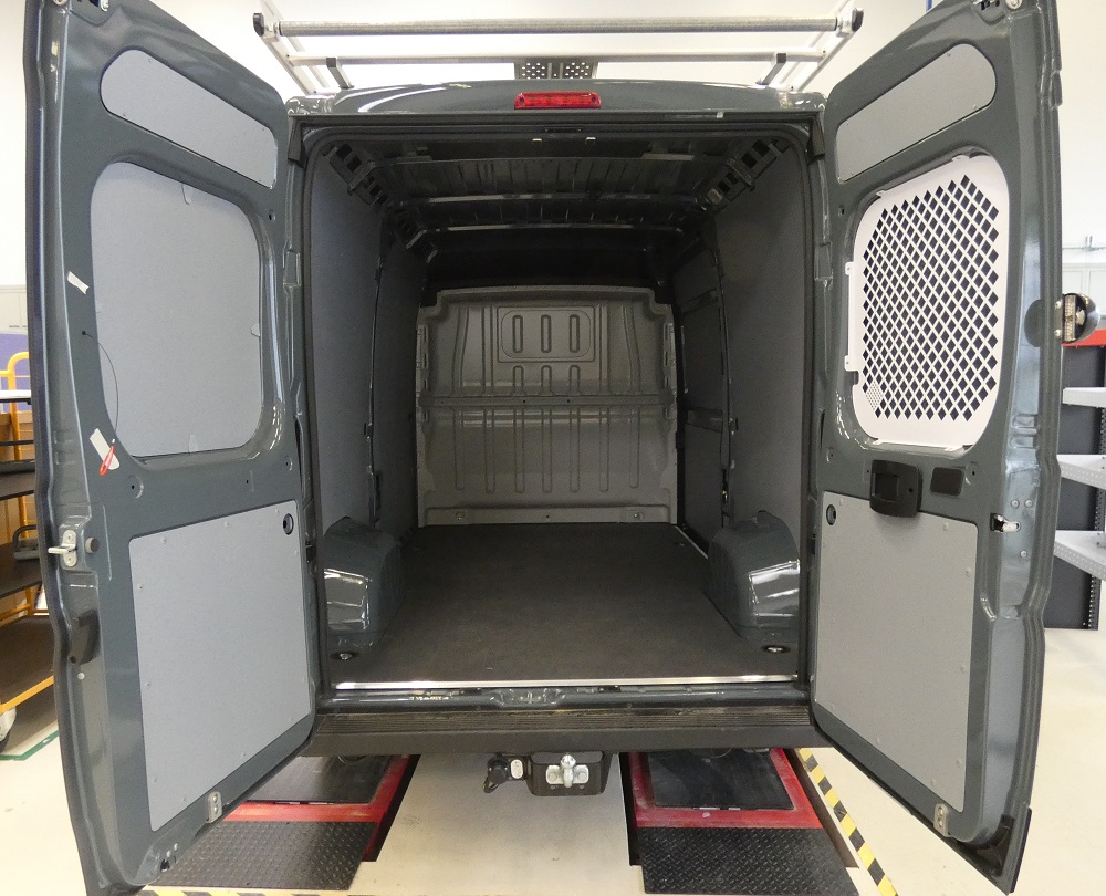 Wandverkleidungs-Set, Polypropylen, geschlossener Kasten. Fahrzeuglänge L2, Fahrzeughöhe H2 mit einer Schiebetür