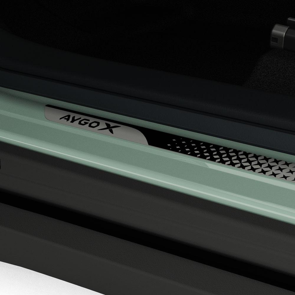 Einstiegsleisten, Plastik, Set vorn, mit „AYGO X“-Schriftzug